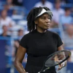 Venus Williams impactando la pelota de tenis durante un torneo profesional.