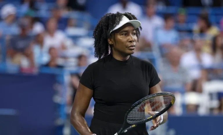 Venus Williams impactando la pelota de tenis durante un torneo profesional.