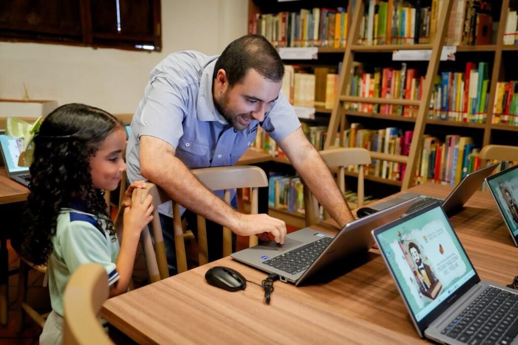 Fachada restaurada e interior equipado con tecnología de la Biblioteca Pública Pedro Salcedo del Villar en Mompox.