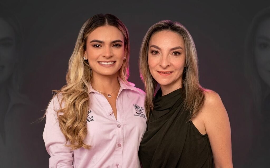 Ana Lucía Pineda y Tatiana Céspedes posan a la cámara unidas.