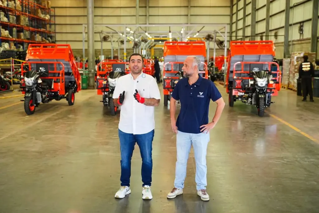 El gobernador de Bolívar, Yamil Arana, anunciando el envío de los motocarros de carga junto a representantes de la ensambladora.