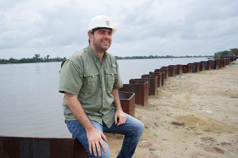 Yamil Arana, gobernador del departamento de Bolívar, saludando a la comunidad durante un recorrido oficial en el territorio.