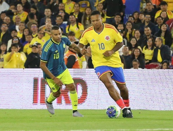 Jugada de fútbol durante el partido benéfico Levantemos a Colombia en el estadio El Campín