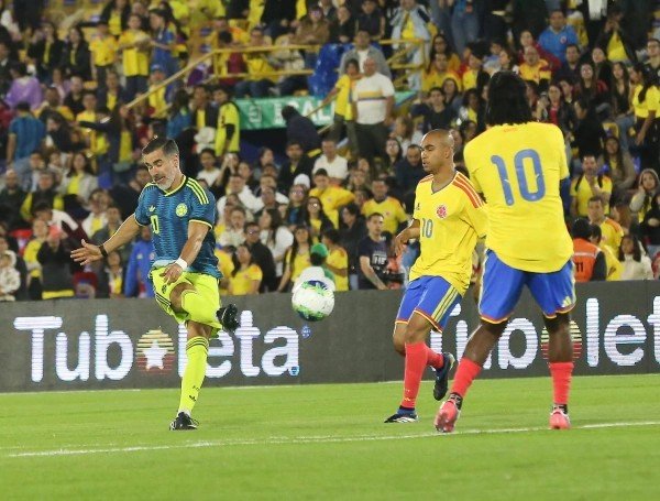 Juan Pablo Ángel ejecuta un remate durante el partido benéfico Levantemos a Colombia en el estadio El Campín