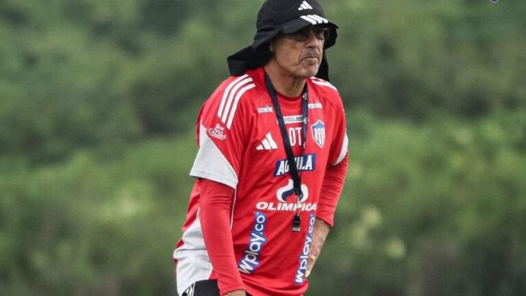 El entrenador Alfredo Arias durante una rueda de prensa de Junior de Barranquilla
