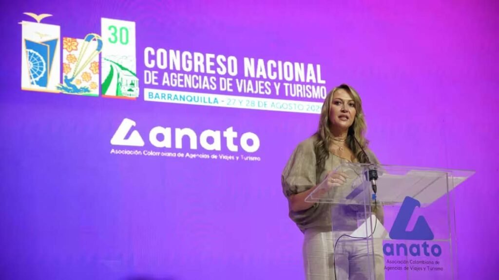 Vocera habla en podio durante el 30° Congreso Nacional de Agencias de Viajes y Turismo de Anato en Barranquilla