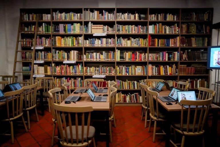 Fachada restaurada e interior equipado con tecnología de la Biblioteca Pública Pedro Salcedo del Villar en Mompox.