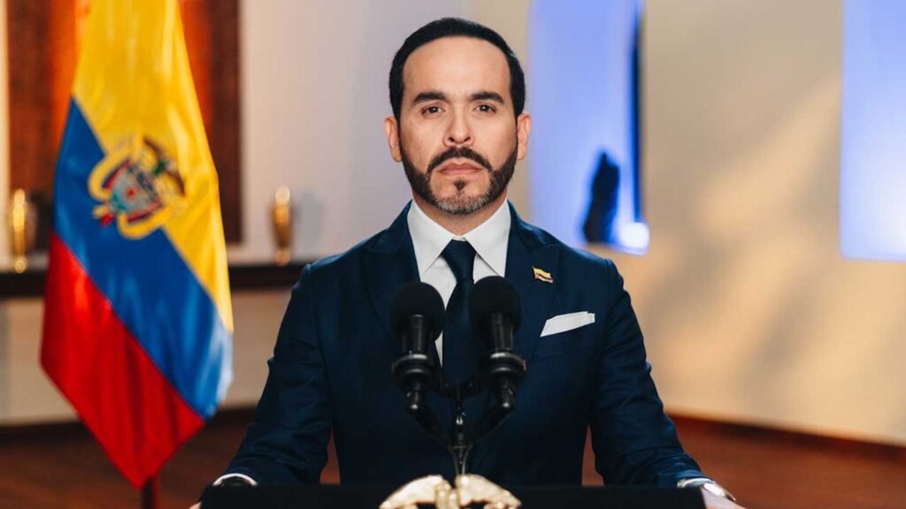El presidente Abelardo de la Espriella habla en un podio junto a la bandera de Colombia