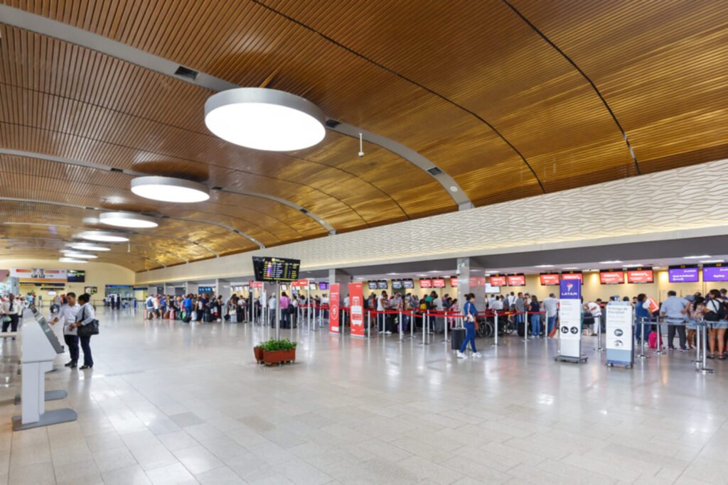 Zona de mostradores de check-in del Aeropuerto Internacional Rafael Núñez de Cartagena