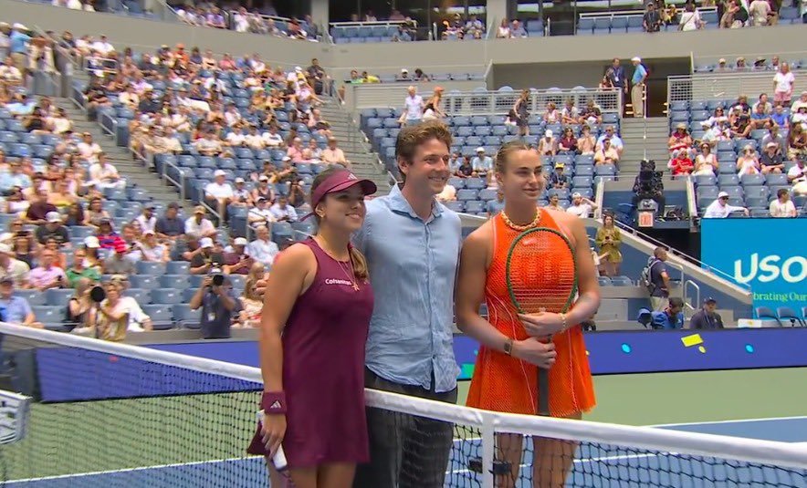 Camila Osorio y Aryna Sabalenka posan junto a un árbitro antes del sorteo en el US Open
