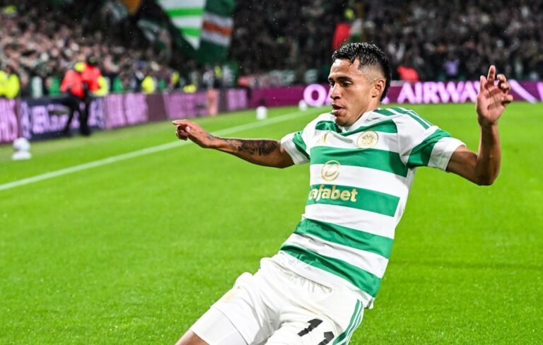 Camilo Durán celebrando su anotación con la camiseta del Celtic FC.