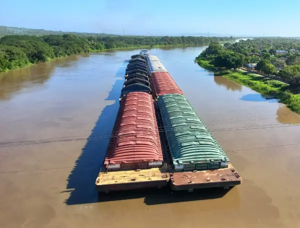 Barcazas cargueras navegan por el Canal del Dique