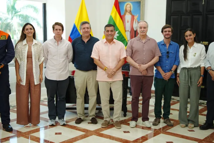 Embarcación eléctrica del campeonato mundial UIM E1 compitiendo en circuito marítimo.