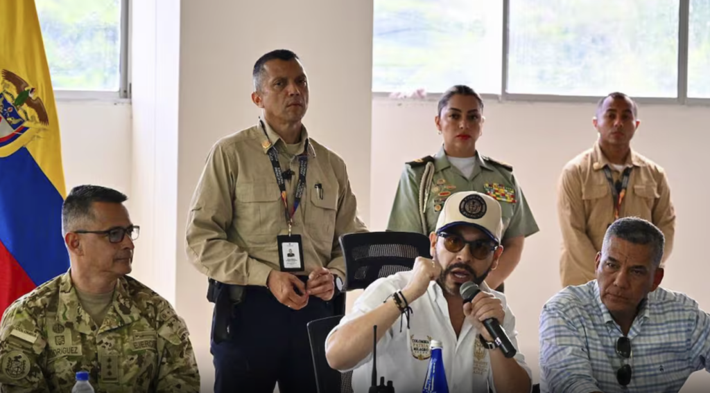 El presidente Abelardo de la Espriella habla durante un consejo de seguridad junto a mando militar y policial