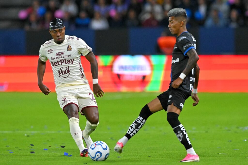 Trofeo oficial de la Copa Libertadores exhibido antes del sorteo de cuartos de final
