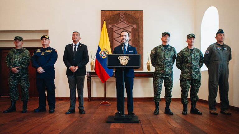 Rueda de prensa desde la nueva sede presidencial en Barranquilla para presentar a la nueva cúpula militar.