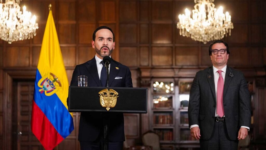 Presidente Abelardo de la Espriella habla en un podio junto a un funcionario de su gabinete