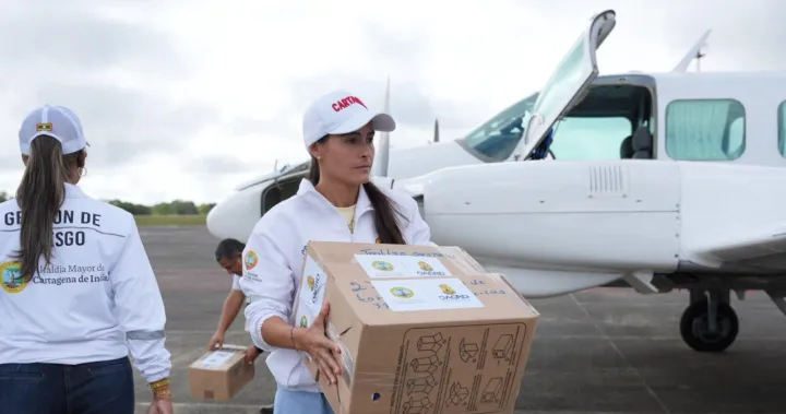 Delegación de Cartagena entregando suministros humanitarios a las autoridades de Quibdó.