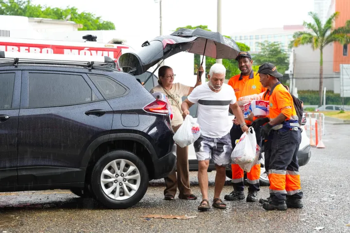 Suministros y ayudas humanitarias acopiadas en el Coliseo Bernardo Caraballo de Cartagena, destinadas a los damnificados del sismo en el departamento del Chocó.