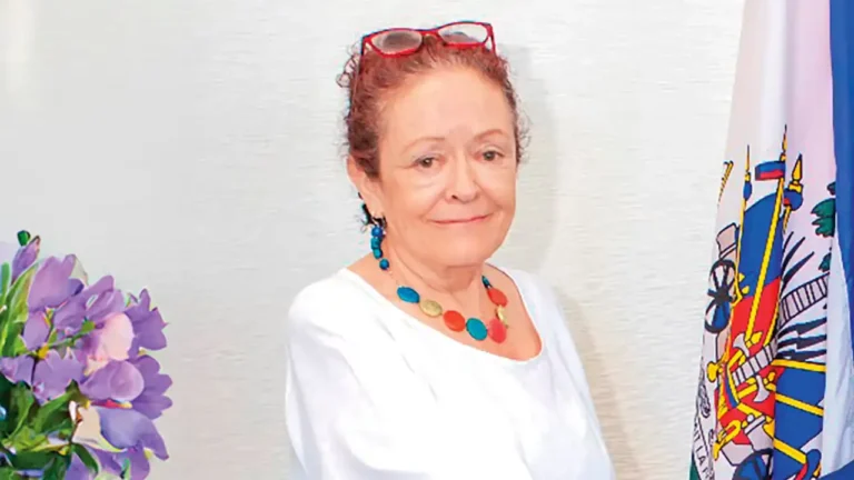 Embajadora de Colombia en Haití. Posa en la sede de la Embajada de Colombia en Haití durante jornada diplomática.