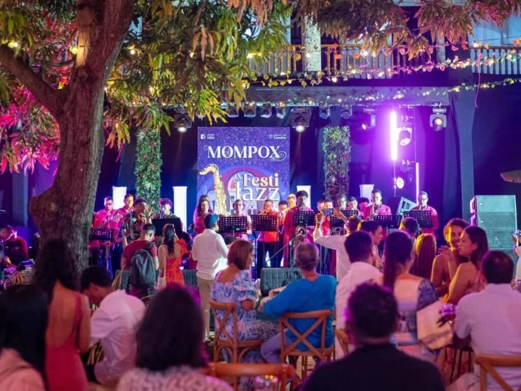 Músicos en presentación al aire libre durante una edición anterior del FestiJazz en Mompox
