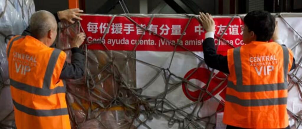 Carga de ayuda humanitaria enviada por la República Popular China desembarcando para Colombia.