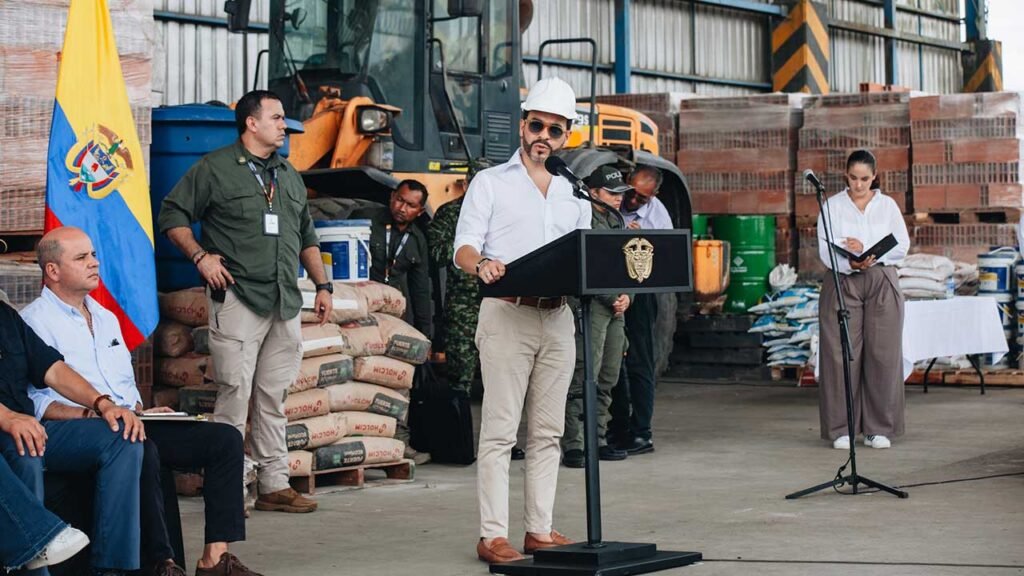 Vocero del Gobierno habla en punto de prensa junto a materiales de construcción y personal militar