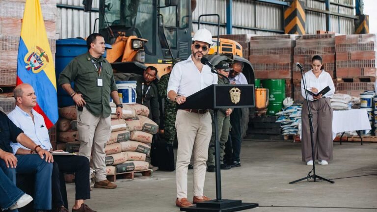 Vocero del Gobierno habla en punto de prensa junto a materiales de construcción y personal militar