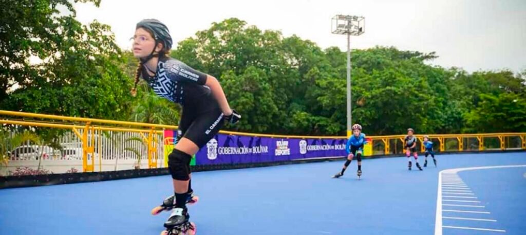 Patinadoras entrenan en la pista de patinaje de El Carmen de Bolívar con vallas de la Gobernación de Bolívar