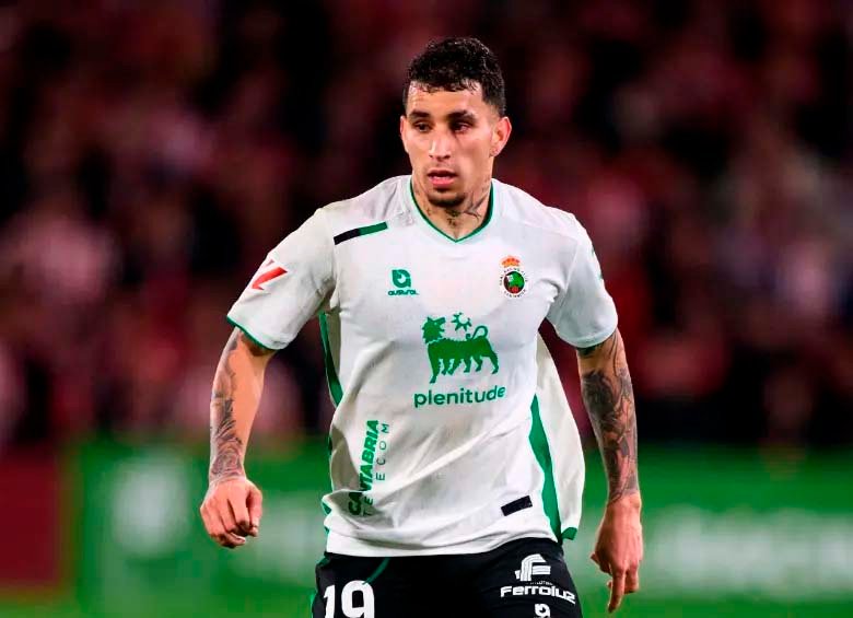 Gustavo Puerta con la camiseta de Racing de Santander durante un partido