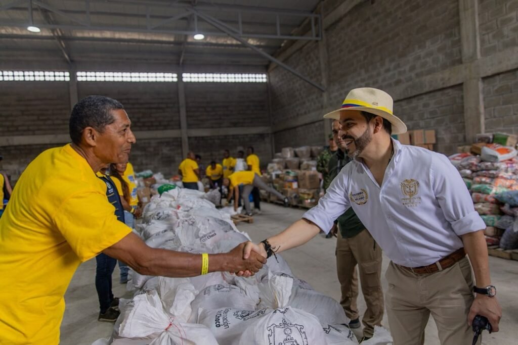 El presidente Abelardo De La Espriella saluda a un damnificado durante la entrega de ayudas en Quibdó, Chocó
