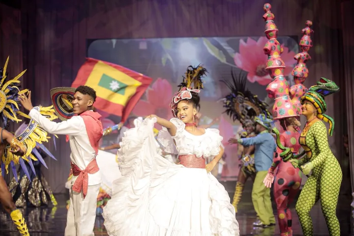 Bailarines con trajes tradicionales durante una presentación de las Fiestas de Independencia de Cartagena