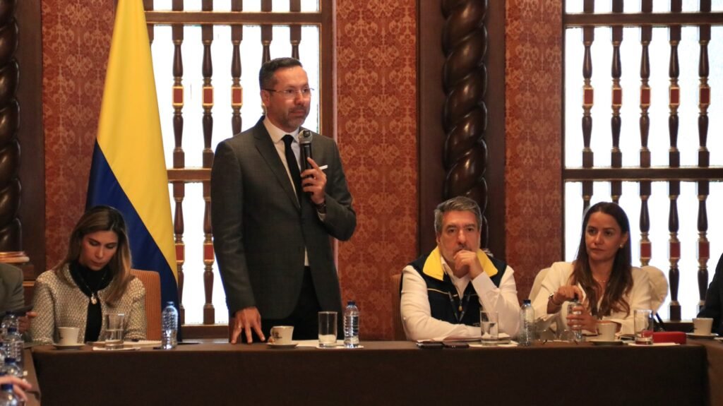 Ministro de Vivienda, Jaime Andrés Beltrán, ofreciendo declaraciones ante los medios de comunicación.