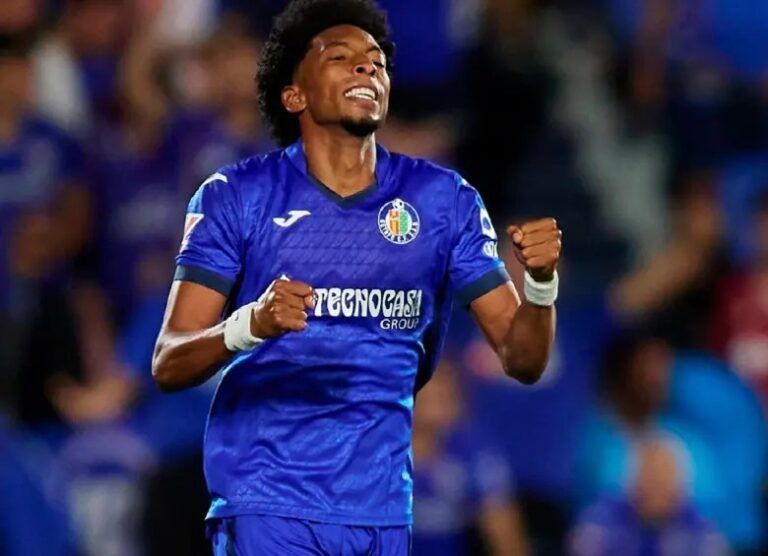 El lateral colombiano Johan Mojica en acción durante el partido del Getafe por la UEFA Conference League.