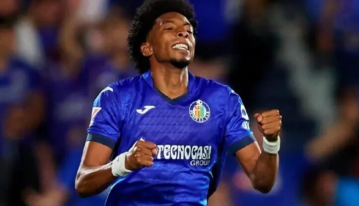 El lateral colombiano Johan Mojica en acción durante el partido del Getafe por la UEFA Conference League.