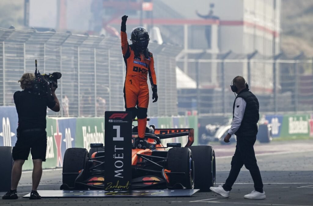 Lando Norris celebrando en el podio tras ganar el Gran Premio de Países Bajos de F1