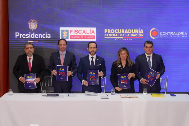 Radicación de documentos del Libro Blanco en la sede principal de la Fiscalía General de la Nación.