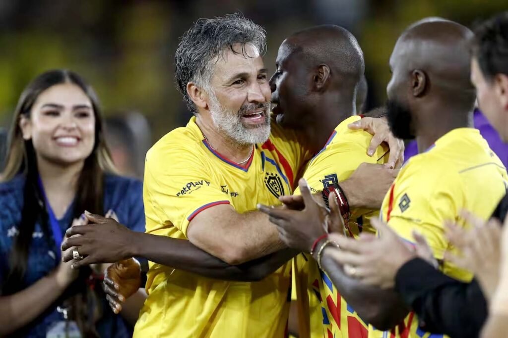 Mario Alberto Yepes abraza a otros exjugadores durante el partido benéfico Levantemos a Colombia