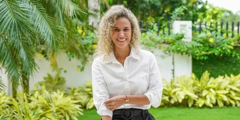 La ministra de Trabajo, Natalia López Fuentes, firmando actos administrativos en el Ministerio.