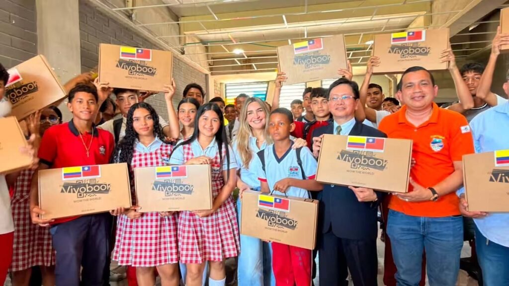 Entrega de computadores por la senadora Nadia Blel a estudiantes en Zambrano