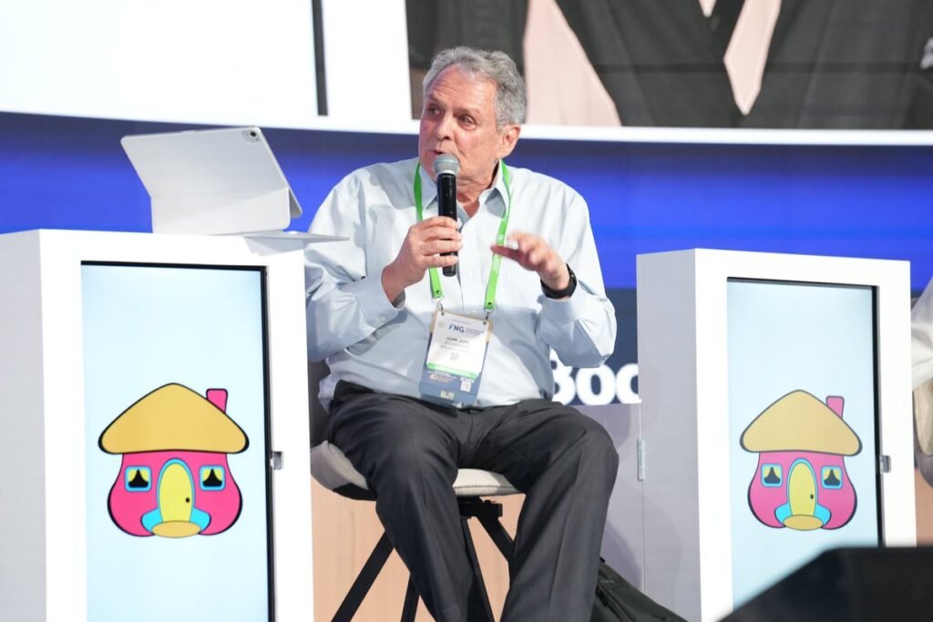 Juan José Echavarría interviene con micrófono en el panel sobre la Junta del Banco de la República