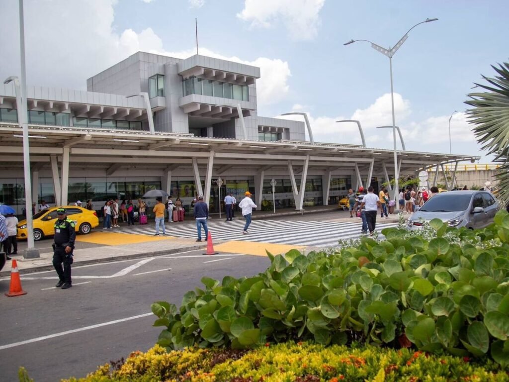 Zona de obras de modernización en la terminal del Aeropuerto Ernesto Cortissoz