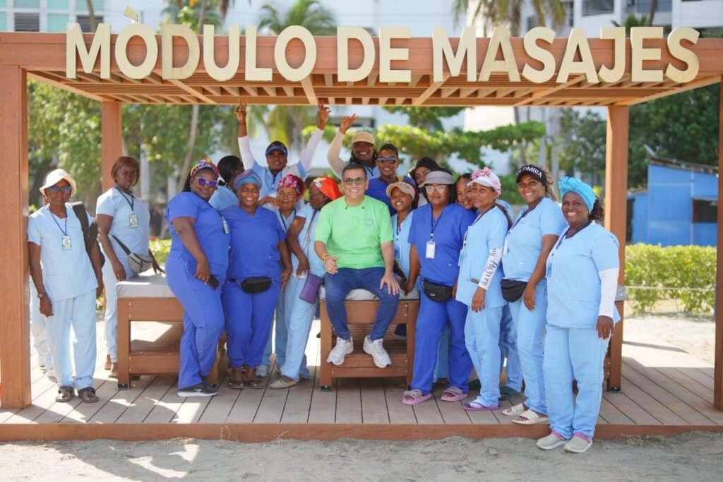 El alcalde de Cartagena junto al personal del módulo de masajes en la nueva Playa 4 de Bocagrande