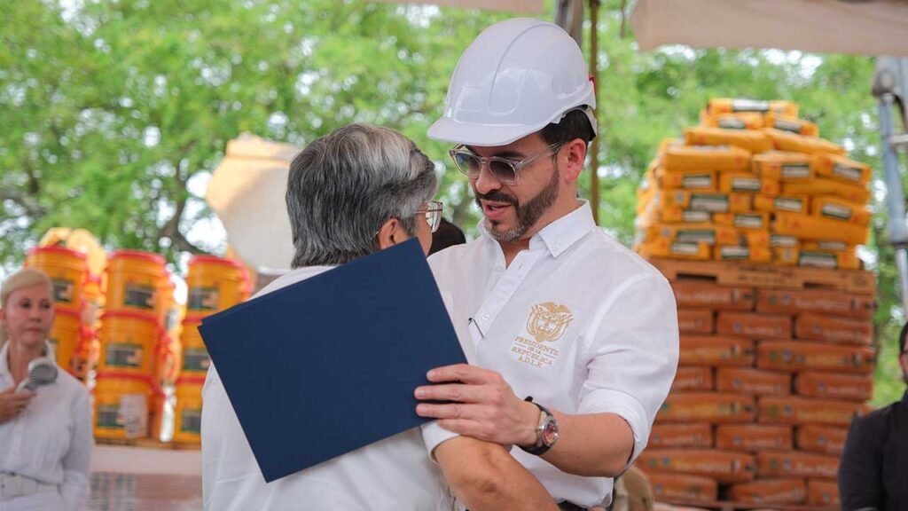El presidente Abelardo de la Espriella entrega un documento durante el anuncio de recursos para reconstrucción en Cali