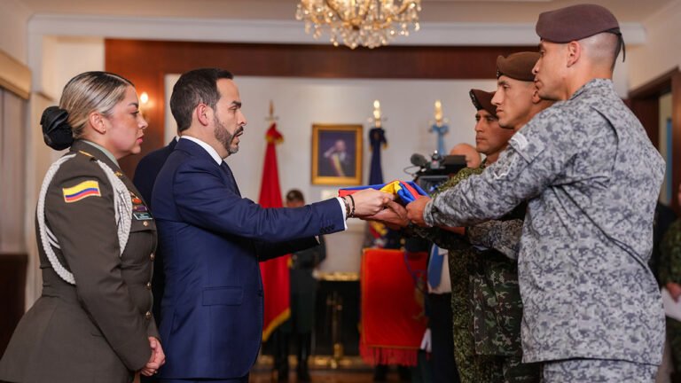 Ceremonia de entrega del Pabellón Nacional encabezada por el presidente Abelardo De La Espriella a tropas militares.