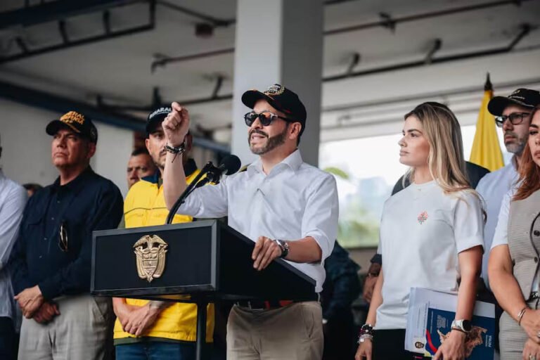 Imagen de archivo de la presidencia de la republica. Presidente De la Espriella en rueda de prensa acompañado de la primera dama y parte del gabinete presdencial
