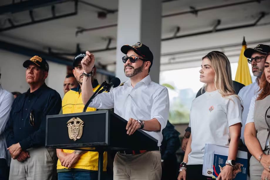 Imagen de archivo de la presidencia de la republica. Presidente De la Espriella en rueda de prensa acompañado de la primera dama y parte del gabinete presdencial