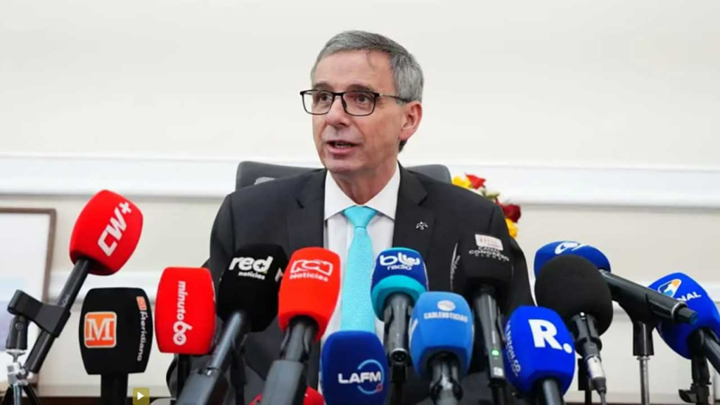 Vocero atiende rueda de prensa con varios micrófonos de medios sobre el presupuesto de la Nación