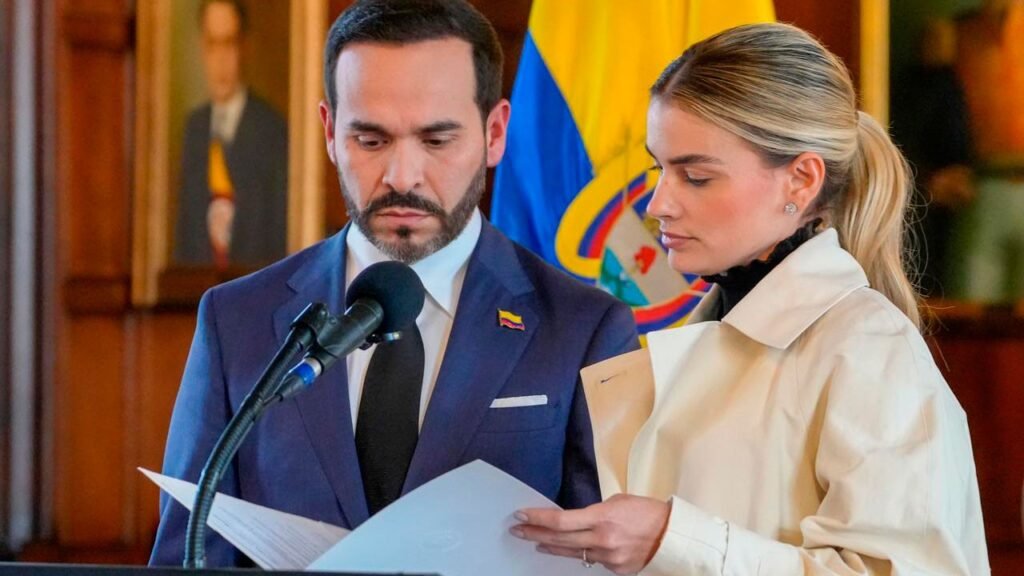 La primera dama Ana Lucía Pineda liderando entrega de donaciones en zona de desastre