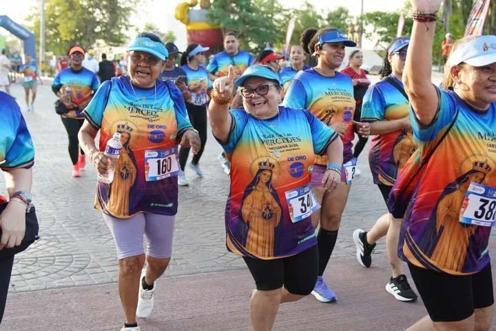 Corredores en punto de partida preparado para competencia atlética en Cartagena